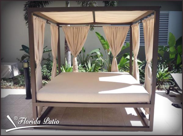 Outdoor Site Furniture :: The E-5000 Daybed